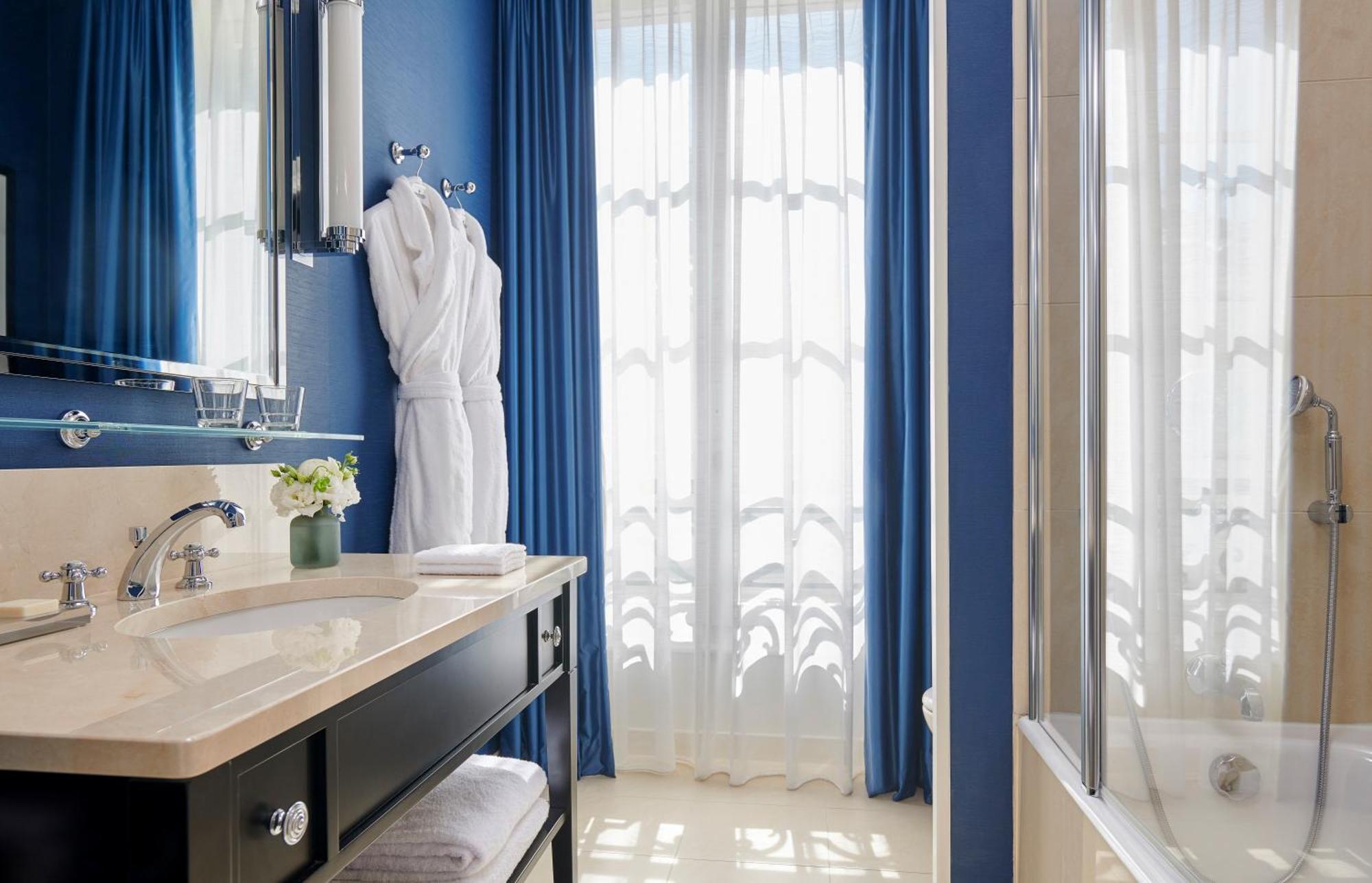 Chambre Lit Queen-Size Classique avec Accès au Salon Club